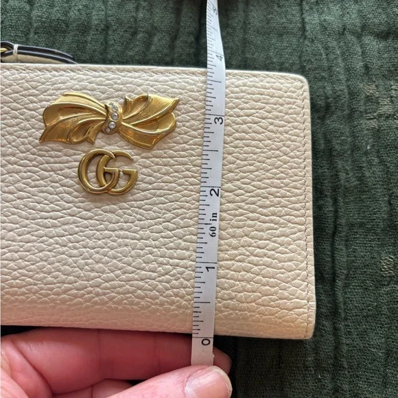 Gucci Marmot White Pebbled Leather Zip Wallet with Gold Bow Accent EUC - Picture 9 of 9